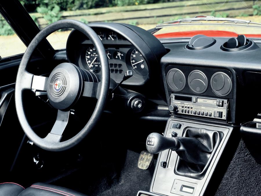 Торпедо Alfa Romeo Spider 1986 года  (фото 5 из 12)